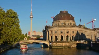 Berlin, Almanya, Ağustos 2017. Berlin 'de gün batımında Bode Müzesi' nin önünde tekne turu..