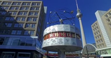 Berlin, Almanya. Ağustos 2016 dolayları. Alexanderplatz 'daki Dünya Saat ve Televizyon Kulesi