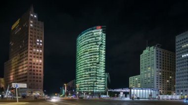 Berlin, Almanya. Ekim 2017 civarı. Geceleri Potsdamer Platz 'da trafik sıkışıklığı.