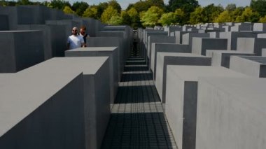 Berlin, Almanya. Ağustos 2018. Soykırım Anıtı olarak da bilinen Avrupa 'daki Öldürülen Yahudileri Anma Töreni' ni ziyaret eden turistler