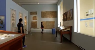 Berlin, Almanya. Mayıs 2018. Turistler Pergamon Müzesi 'nde İslam sanatı seyrediyorlar. Sinematik kamera hareketi.