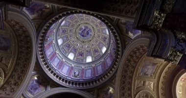 Budapeşte, Macaristan. Ağustos 2016 dolayları. Budapeşte 'deki Aziz Stephen Bazilikası' nın içinde kamera ve eğim..