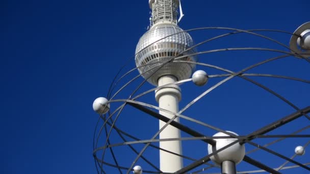 Detail van de Wereldklok en Tv Toren in Alexanderplatz — Stockvideo
