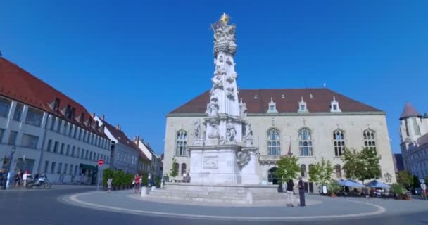 匈牙利布达佩斯 2016年9月 渔夫城堡马蒂亚斯教堂外的圣三位一体柱 — 图库视频影像