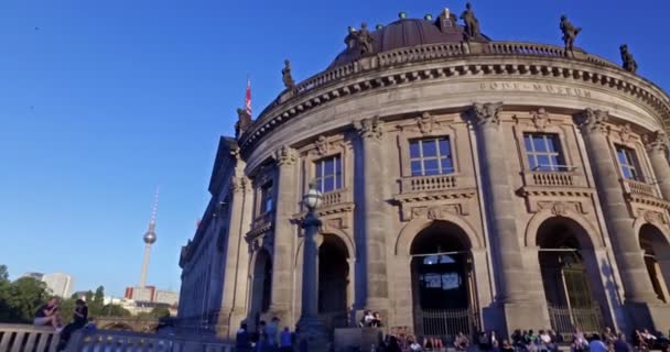 Berlín Německo Přibližně Srpen2016 Lidé Relaxují Před Muzeem Bode Při — Stock video