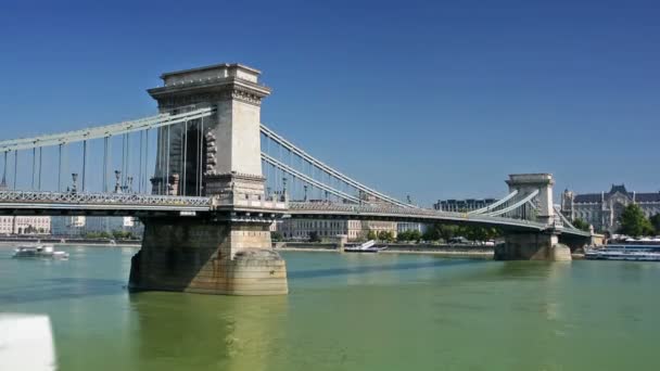 Upływ czasu promów i pieszych na moście łańcuchowym w Budapeszcie, Węgry — Wideo stockowe