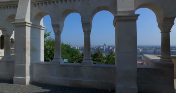 Widok na węgierski parlament i rzekę Dabube z Bastii Rybaków. Budapeszt. — Wideo stockowe