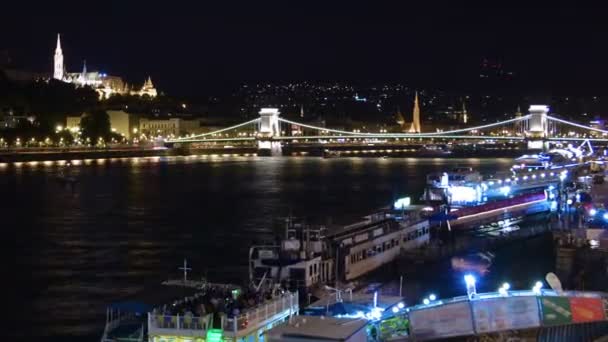 Időeltolódás Budapesti Kompok Lánchíd Között Éjjel Időeltolódás Budapesti Lánchídon — Stock videók