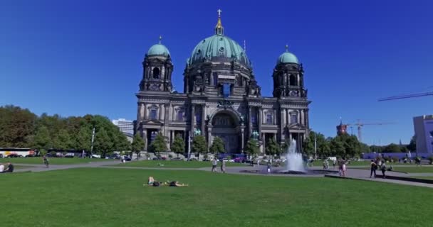 베를린 2016 베를린 성당을 방문하는 관광객 — 비디오