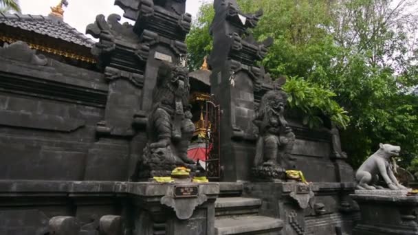 Standbeelden Bij Ingang Van Een Hindoeïstische Tempel Bali Indonesië Inzoomen — Stockvideo