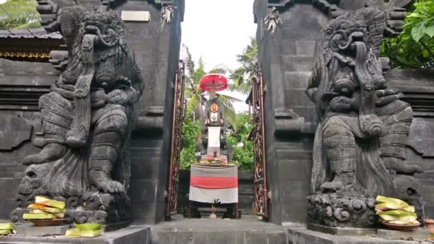 インドネシアのバリにあるヒンドゥー教寺院の入り口にある彫像 ズームイン — ストック動画