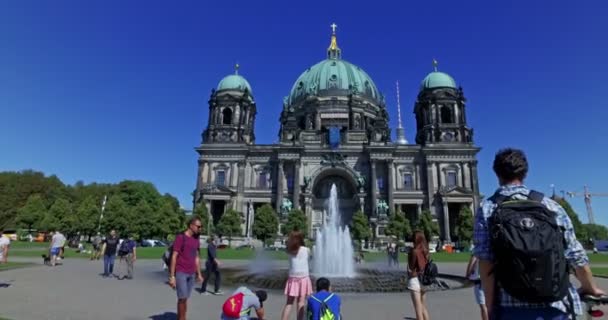 Berlin Niemcy Około Sierpnia 2016 Turysta Odwiedzający Berlińską Katedrę Słoneczny — Wideo stockowe