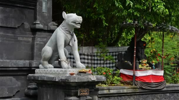 印度尼西亚巴厘岛一座工厂主义寺庙入口处的狗塑像 — 图库视频影像