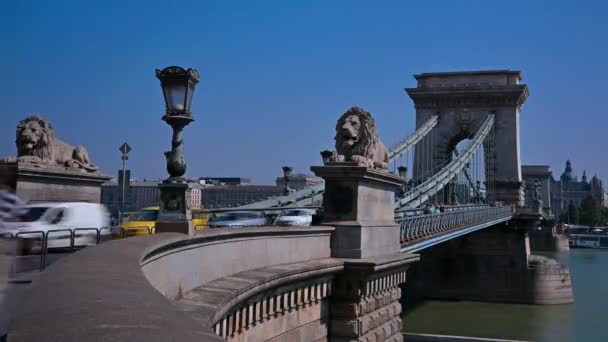 Caducidad del tráfico y turistas en el puente de la cadena en Budapest . — Vídeo de stock