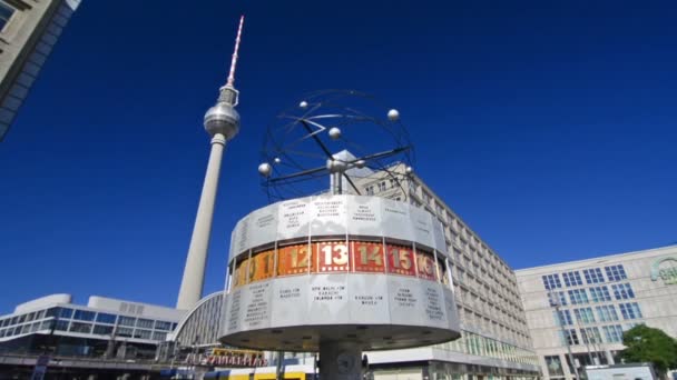 Berlin Niemcy Około Sierpnia 2016 Zegar Światowy Wieża Telewizyjna Alexanderplatz — Wideo stockowe