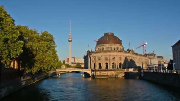 Berlin Tyskland Circa Augusti 2017 Båtkryssningar Framför Bode Museum Vid — Stockvideo