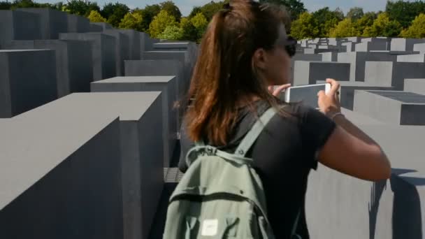 Berln, Germania. Circa agosto 2018. Turisti in visita al Memoriale degli ebrei assassinati d'Europa, noto anche come Memoriale dell'Olocausto — Video Stock