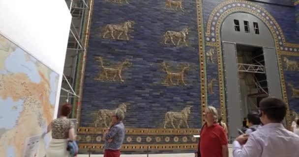 Berlín, Alemania. Alrededor de mayo de 2018. Los turistas que visitan la puerta de Ishtar de Babilonia Museo de Pérgamo . — Vídeos de Stock