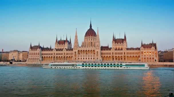 Parlamento húngaro y ferries en el río Danubio, Budapest, Hungría — Vídeo de stock