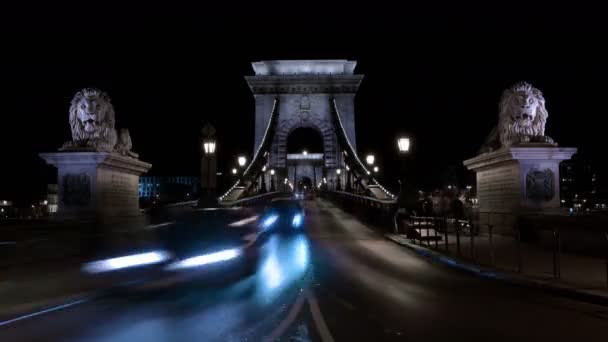 Time lapse del traffico nel ponte a catena a Budapest di notte . — Video Stock