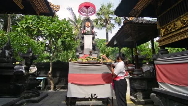 Bali Indonesië Circa Oktober 2017 Meisje Biddend Een Hindoe Tempel — Stockvideo