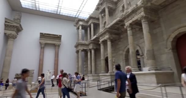 Berlijn, Duitsland. Circa mei 2018. Toeristen bezoeken marktpoort van Miletus in Pergamon museum. Beweging van de filmcamera. — Stockvideo
