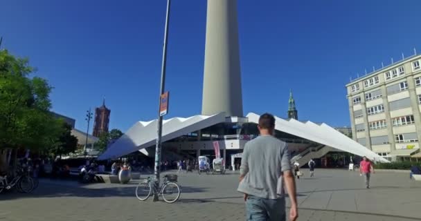 Berlín Alemania Alrededor Febrero 2017 Torre Alexanderplatz Movimiento Lento — Vídeo de stock