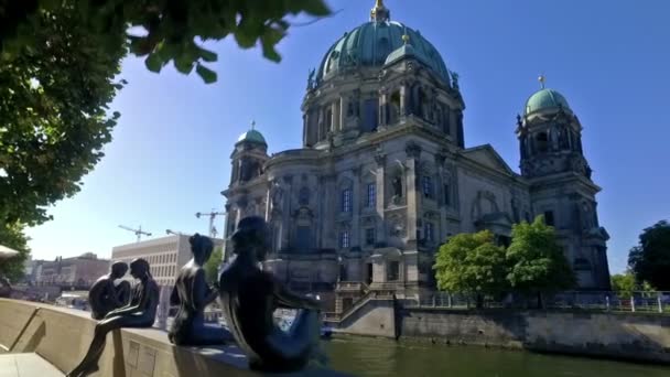 베를린 2016 베를린 맞은편에 강기슭에 조각상들 — 비디오
