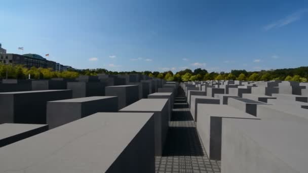 Panoramisch uitzicht op het monument voor de vermoorde joden van Europa, ook bekend als het Holocaust Memorial in Berlijn, Duitsland — Stockvideo