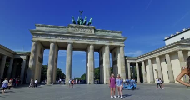 베를린 2016 브란덴부르크 문에서 사진을 관광객들 — 비디오