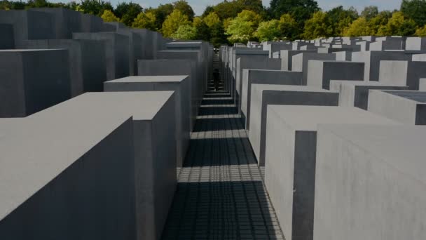 Touristen besuchen das Mahnmal für die ermordeten Juden Europas, auch bekannt als Holocaust-Mahnmal in Berlin, Deutschland — Stockvideo