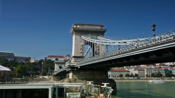ハンガリー ブダペスト2017年8月 ブダペストの鎖橋のフェリーと歩行者 ハンガリー — ストック動画
