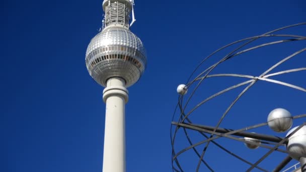 Detalj av Världsklockan och Tv Tower i Alexanderplatz — Stockvideo