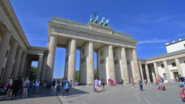 Berlin Germany Circa August 2016 Tourists Visiting Brandenburg Gate — Stock Video