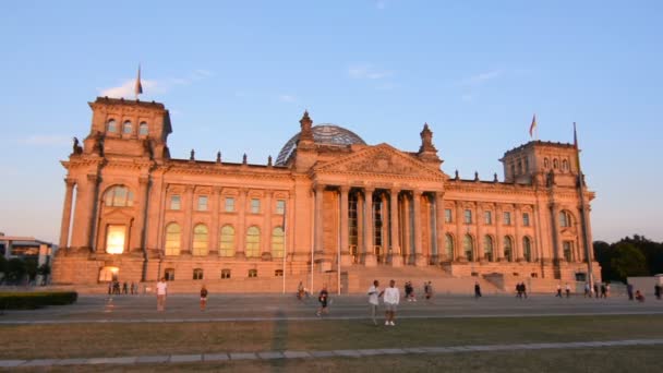Βερολίνο, Γερμανία, Circa Αύγουστος 2018. Τουριστική επίσκεψη Reichstag κτίριο στο ηλιοβασίλεμα. — Αρχείο Βίντεο