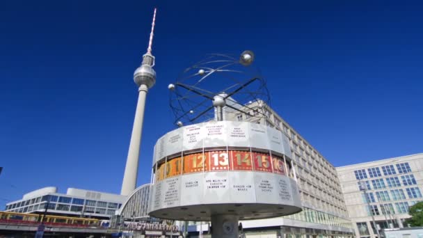Relógio mundial e Torre de TV em Alexanderplatz — Vídeo de Stock