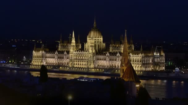 Nachtabschaltung des Parlaments und Schifffahrten auf der Donau — Stockvideo