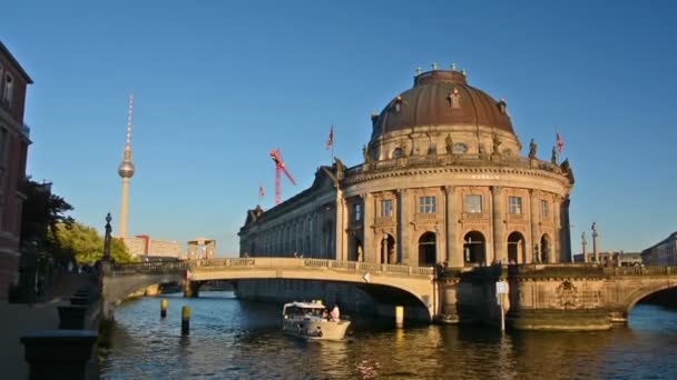 Berlin Deutschland August 2017 Bootsfahrten Vor Dem Bode Museum Bei — Stockvideo