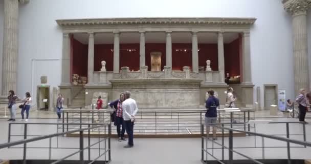 Berlino, Germania. Circa maggio 2018. Turisti in visita al tempio di Traiano nel museo di Pergamo. Movimentazione cinematica della fotocamera . — Video Stock