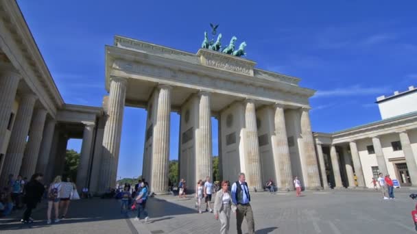 Berlín Alemania Alrededor Agosto 2016 Turistas Visitando Puerta Brandeburgo Acercar — Vídeos de Stock