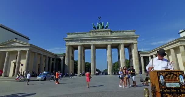 Berlin Niemcy Około Sierpnia 2016 Turyści Robiący Zdjęcia Bramie Brandenburskiej — Wideo stockowe