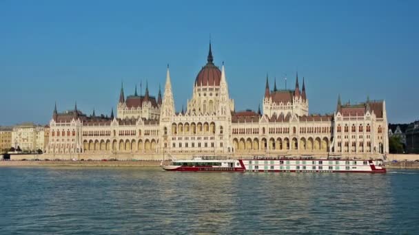 Magyar Parlament és kompok a Dunában, Budapest, Magyarország