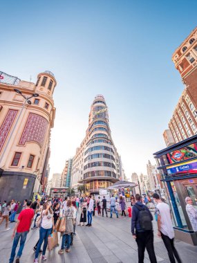 Madrid, İspanya. Ocak 2019 civarı. Capitol Binası, Plaza de Callao ve Gran Via Caddesi 'nde yürüyen insanlar..