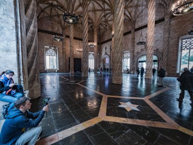 Valencia, İspanya. Mart 2018 civarı. Lonja de la Seda, Borsa Binası 'nın içi. İpek pazarı valensiyen gotik tarzda inşa edilmiştir..