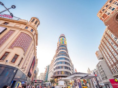 Madrid, İspanya. Ocak 2019 civarı. Capitol Binası, Plaza de Callao ve Gran Via Caddesi 'nde yürüyen insanlar..