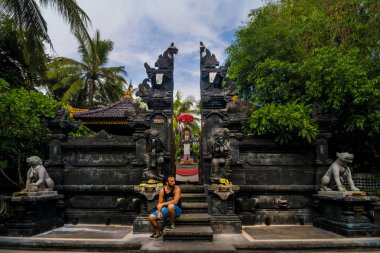 Bali, Endonezya hinduist tapınağının girişinde adam.