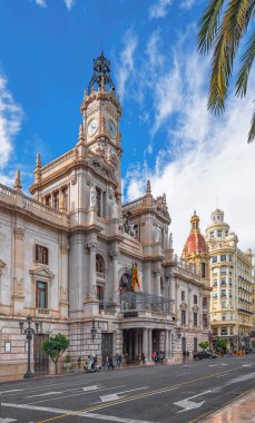 Valencia, İspanya. Nisan 2018. Valensiya 'da Plaza del Ayuntamiento (Belediye Binası Meydanı) çevresindeki insanlar.