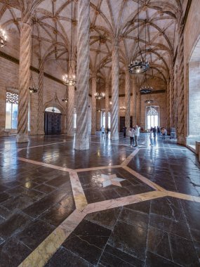 Valencia, İspanya. Mart 2018 civarı. Lonja de la Seda, Borsa Binası 'nın içi. İpek pazarı valensiyen gotik tarzda inşa edilmiştir..