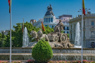 Madrid 'in merkezindeki ana anıtlardan biri olan Tanrıça Cibeles' in Çeşmesi.