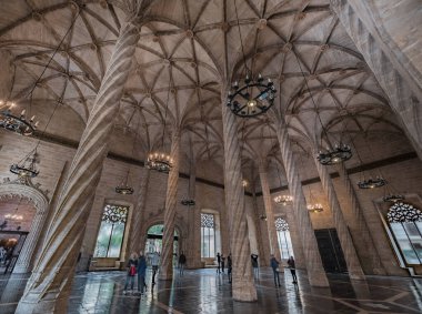 Valencia, İspanya. Mart 2018 civarı. Lonja de la Seda, Borsa Binası 'nın içi. İpek pazarı valensiyen gotik tarzda inşa edilmiştir..